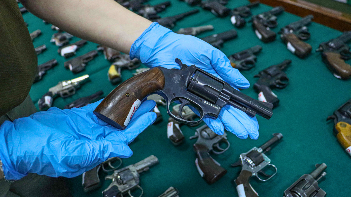 Las graves fallas de Carabineros en control de armas que detectó Contraloría